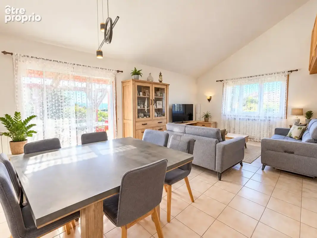 Proche Roanne, Maison de construction traditionnelle sur 3461m2 de terrain avec piscine et vue dégagée - photo 9