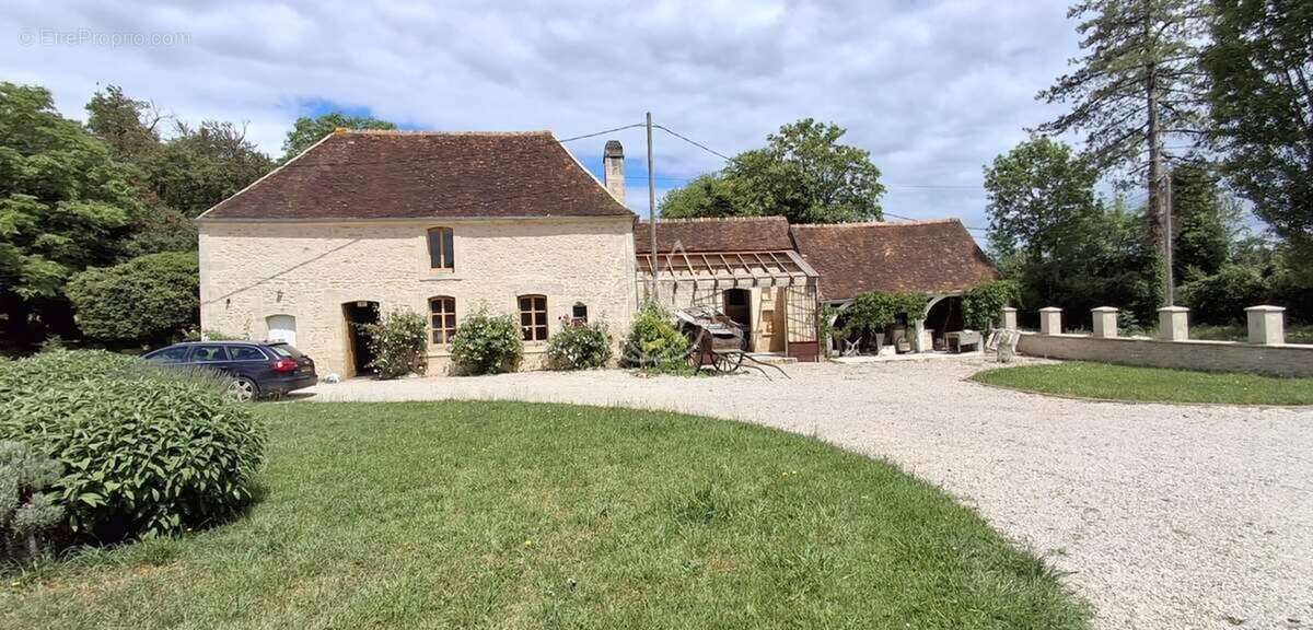 Beau château du XVIIIe siècle avec dépendances, incluant une salle de réception, situé dans l'Orne - photo 3
