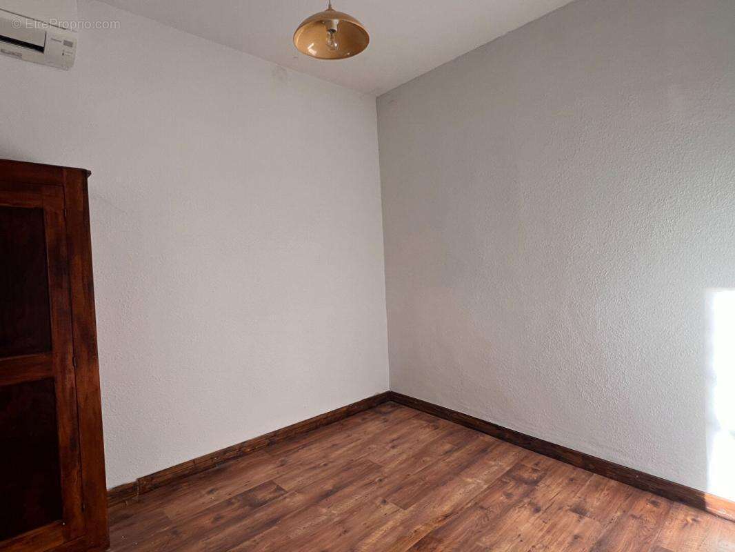 Maison à SAINT-JEAN-DE-MARUEJOLS-ET-AVEJAN