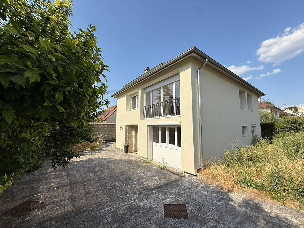 Maison à MAURECOURT