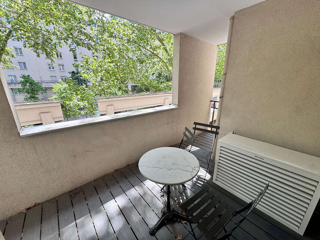 T2  rénové avec balcon Charpennes - photo 3