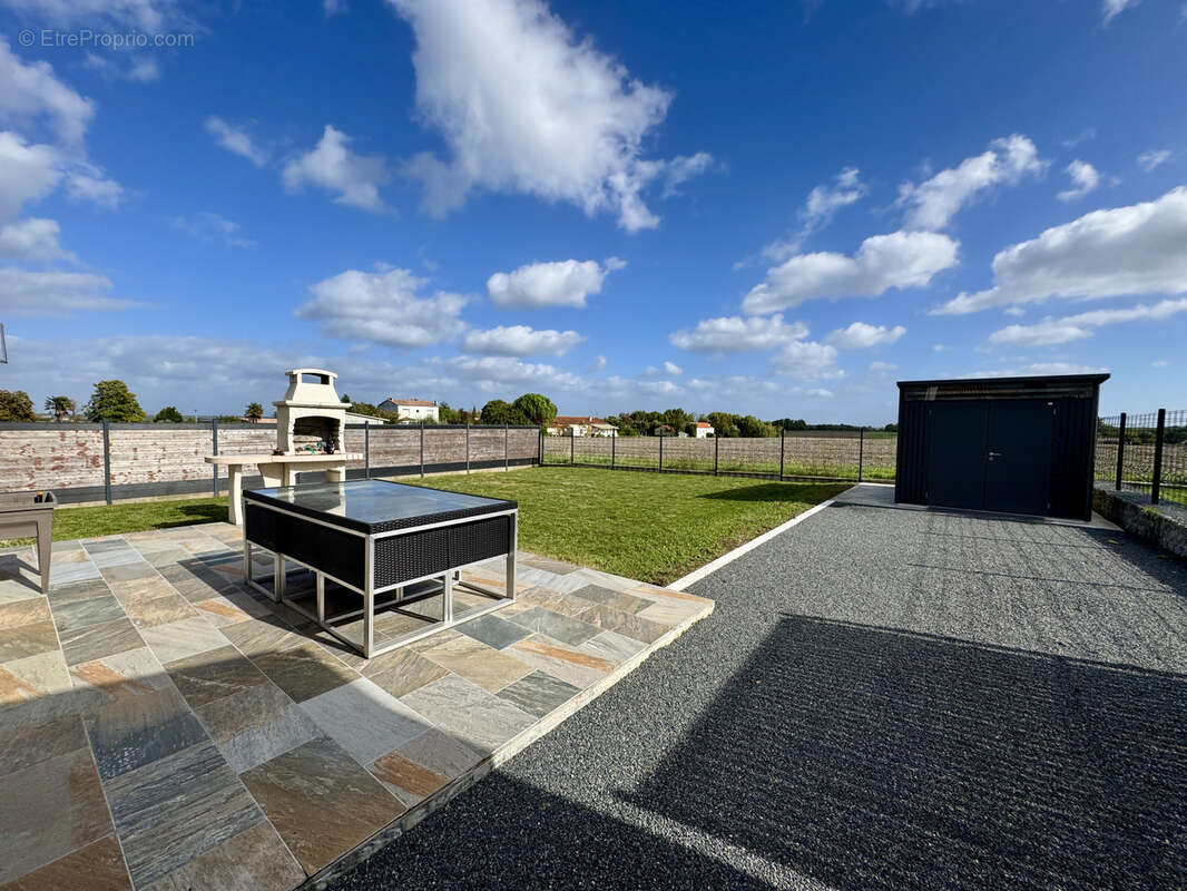 Maison à CHAILLEVETTE