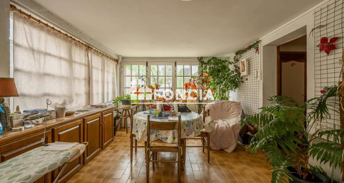 Le Pontet - Exclusivité : Maison 115 m² avec jardin arboré de 900 m² en plein centre-ville - photo 4
