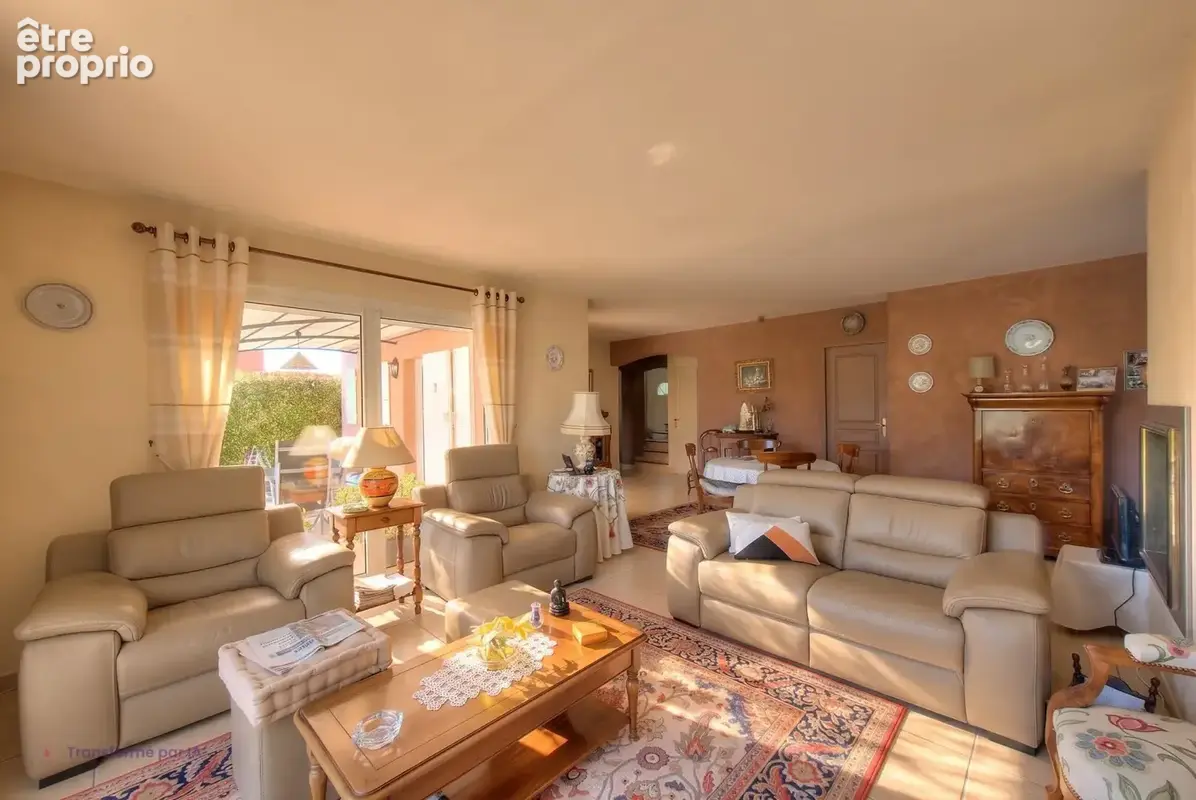 Villa de 5 pièces à vendre à Saint-Raphaël avec piscine et garage double - photo 5