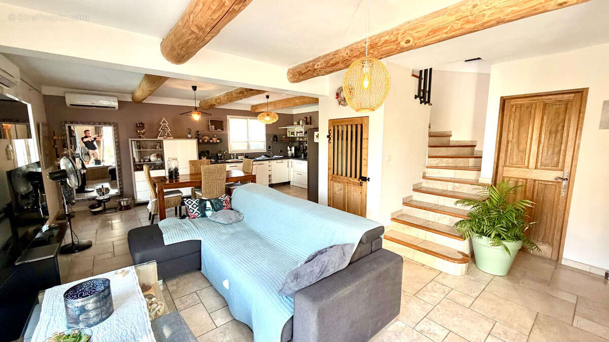 Villa avec piscine sur 444 m² de jardin clos et arboré, calme et résidentiel. - photo 4
