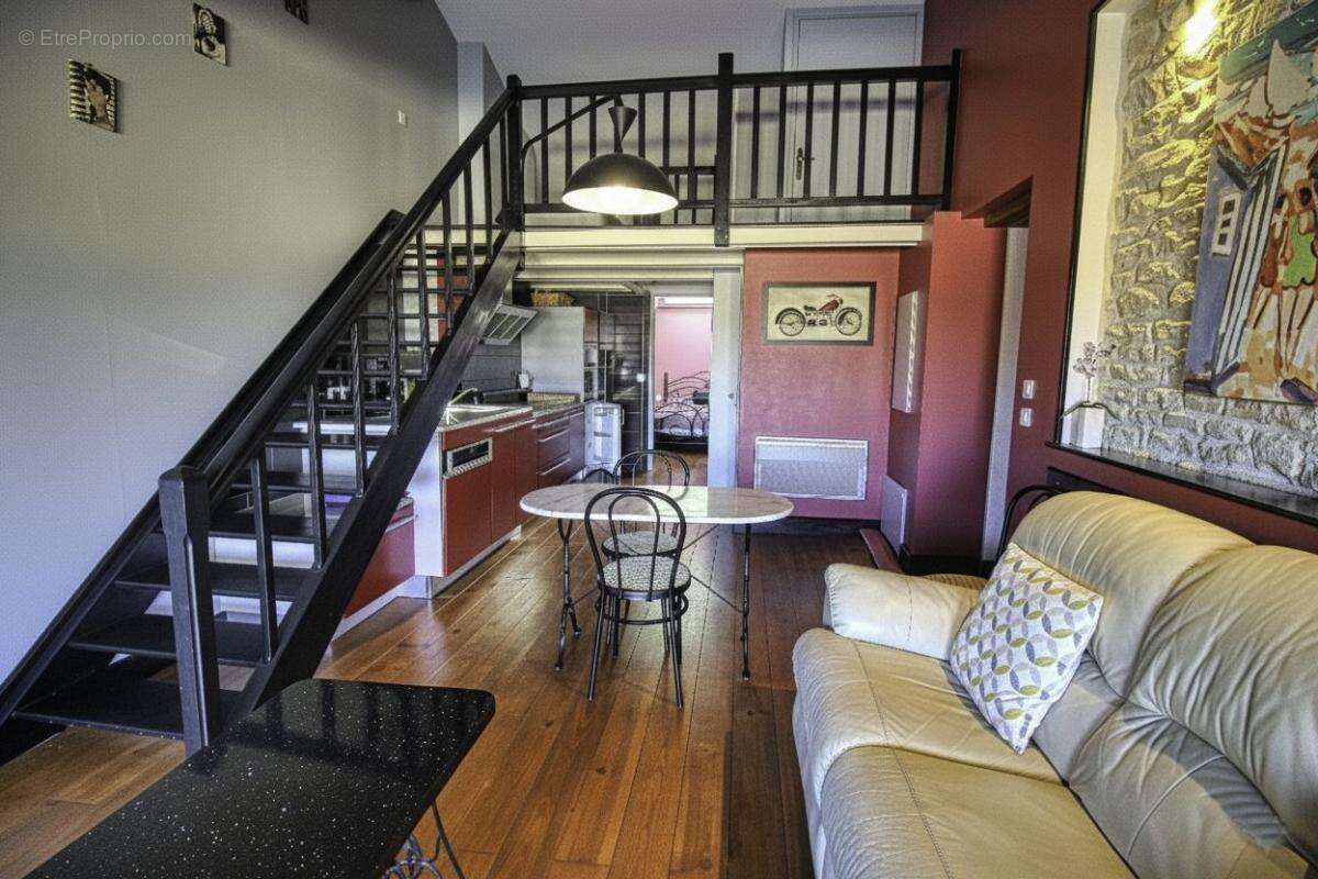 Maison à PRISSE-LA-CHARRIERE