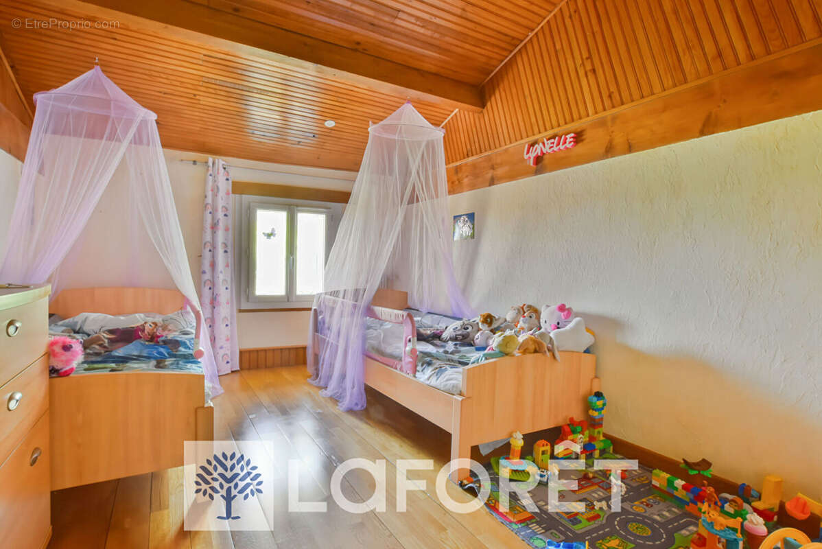 Maison à SAINT-GENIS-DE-SAINTONGE