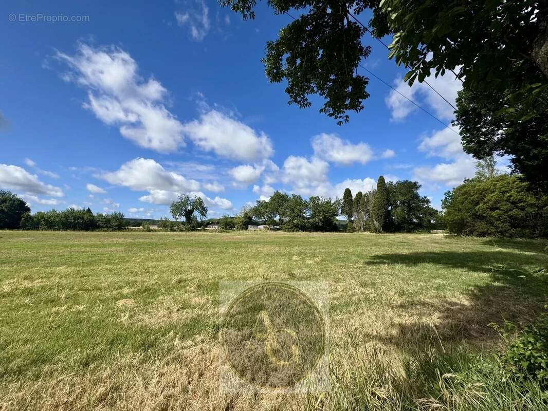 Terrain à VILLENEUVE-LA-COMPTAL