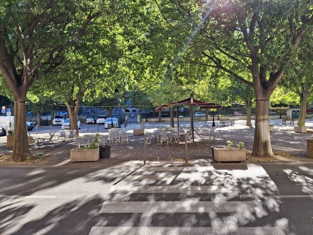 Commerce à ROQUEVAIRE