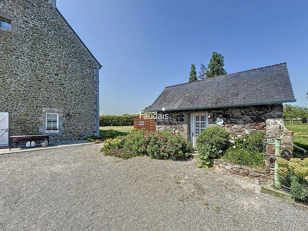 Maison 247 m² à Blainville-Sur-Mer  - photo 2