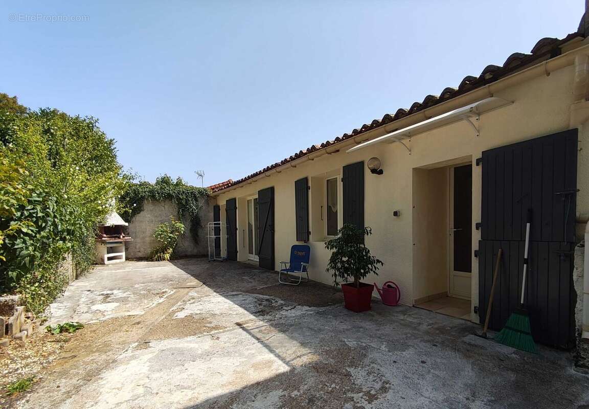 Maison 173 m² à Chasseneuil-Sur-Bonnieure  - photo 2