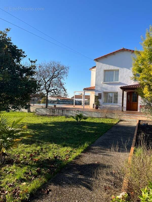 Maison à SAINT-JEAN-D'ANGELY