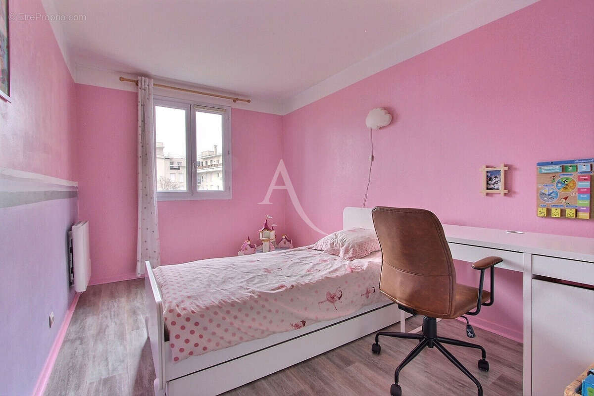 Appartement à VILLENEUVE-LA-GARENNE