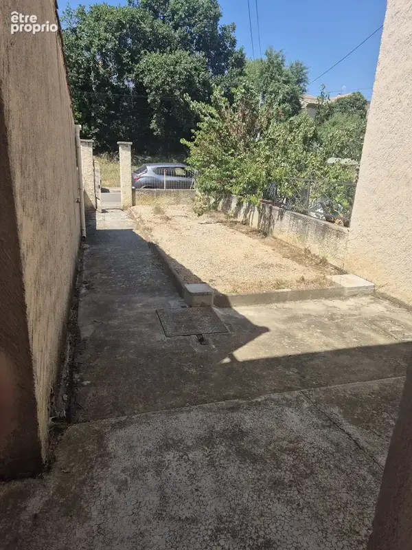 Lambesc, maison de type 4 en centre village avec garage et terrain. - photo 4