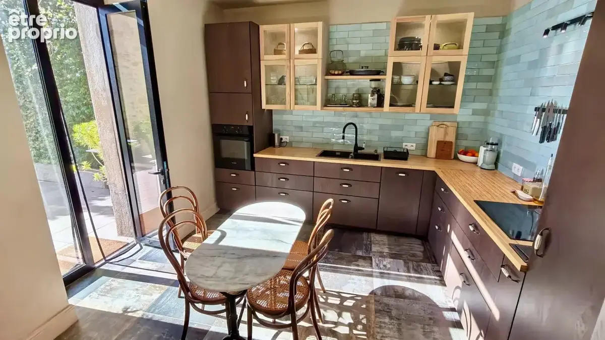 Superbe demeure de caractère de 187 m², rénovée avec des prestations haut de gamme, 5 chambres, patio avec bassin et vaste grang - photo 5
