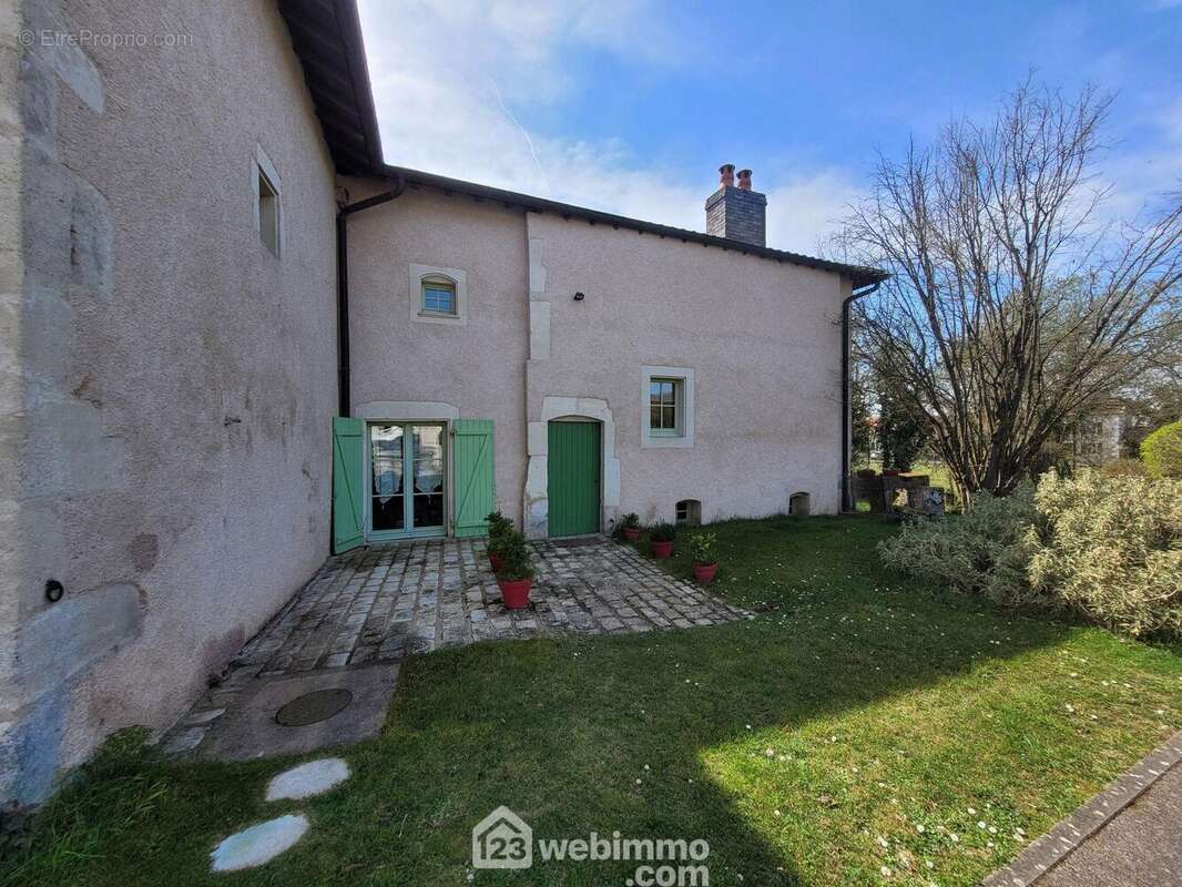 Entrée devant - Maison à LACROIX-SUR-MEUSE