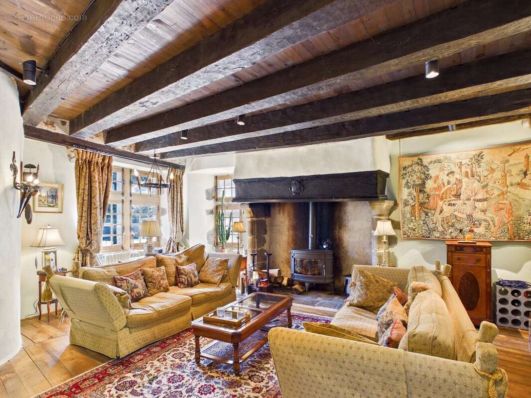 Maison à SEGUR-LE-CHATEAU