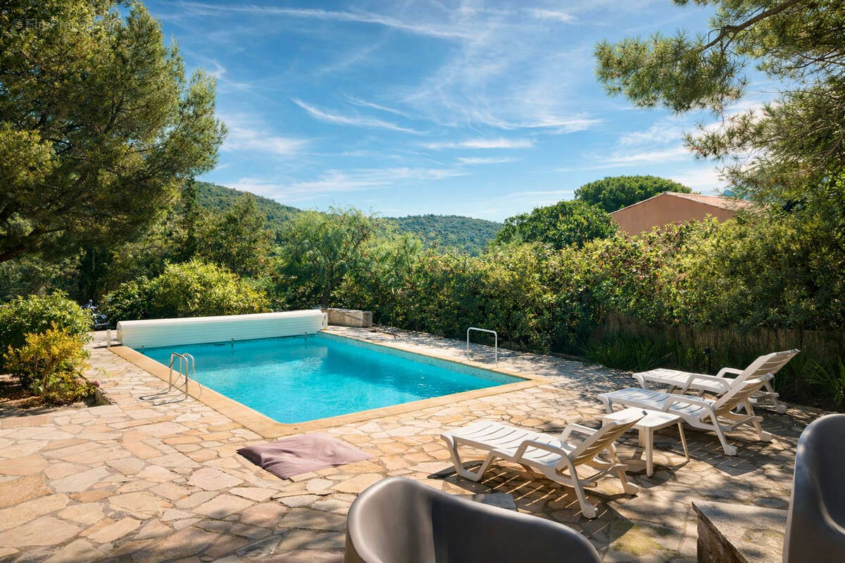 À vendre villa de 140m², 7pièces comprenant 5 chambres avec piscine, située aux issambres - photo 3