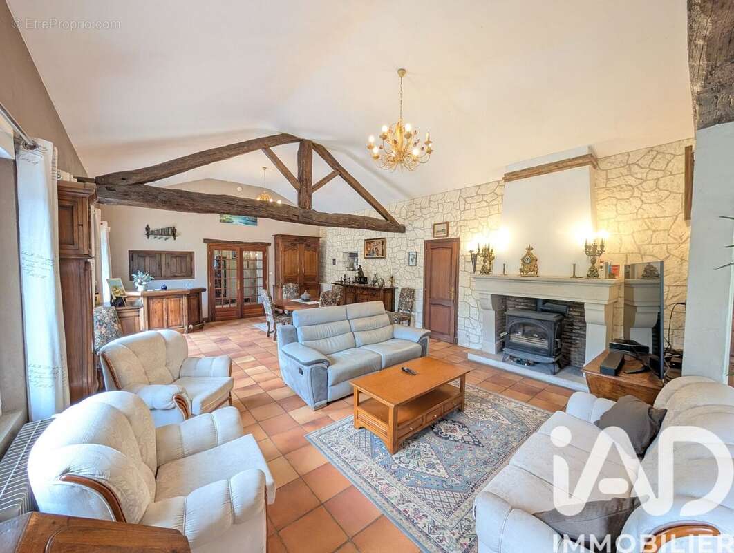 Maison 235 m² à Queaux  - photo 7
