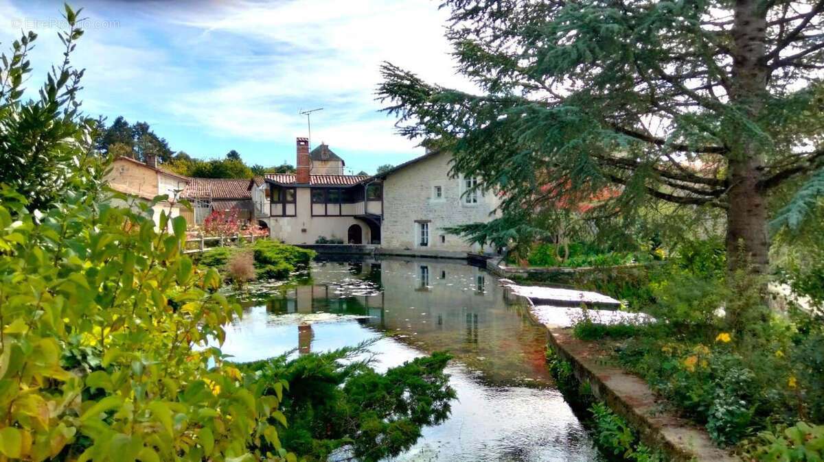 OVERVIEW - Maison à LIZANT