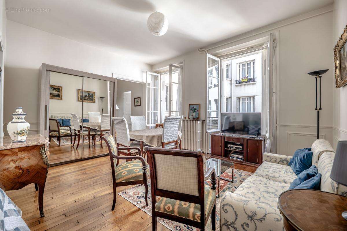 Appartement à PARIS-1E