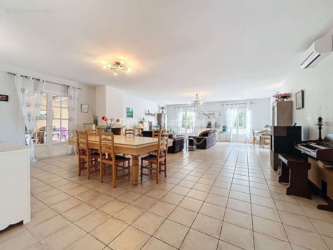 Maison à SAINT-RESTITUT