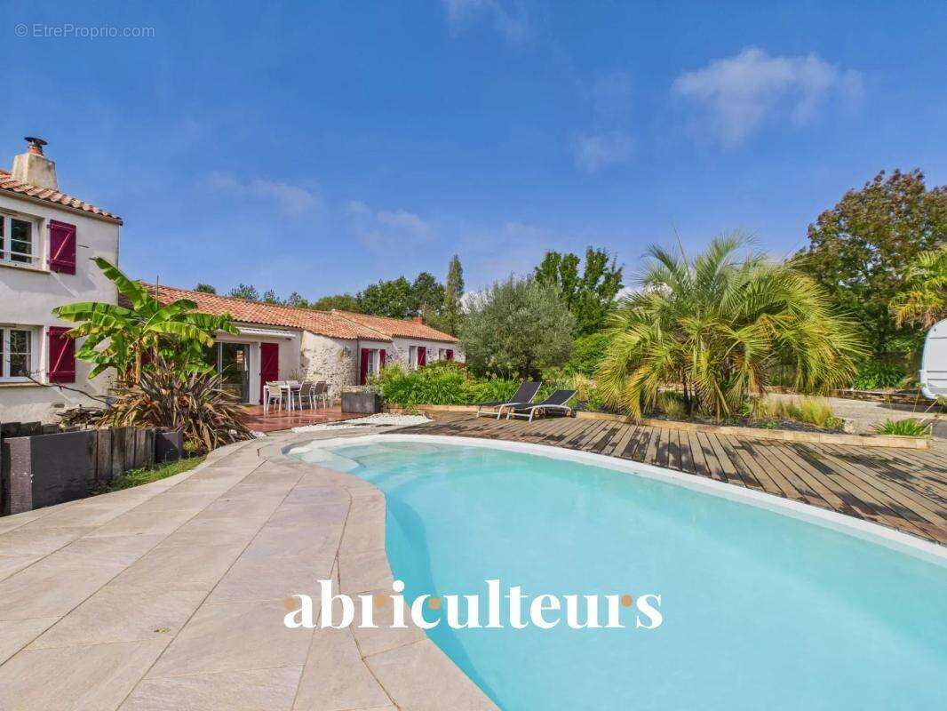 Maison à SAINT-HILAIRE-DE-CHALEONS