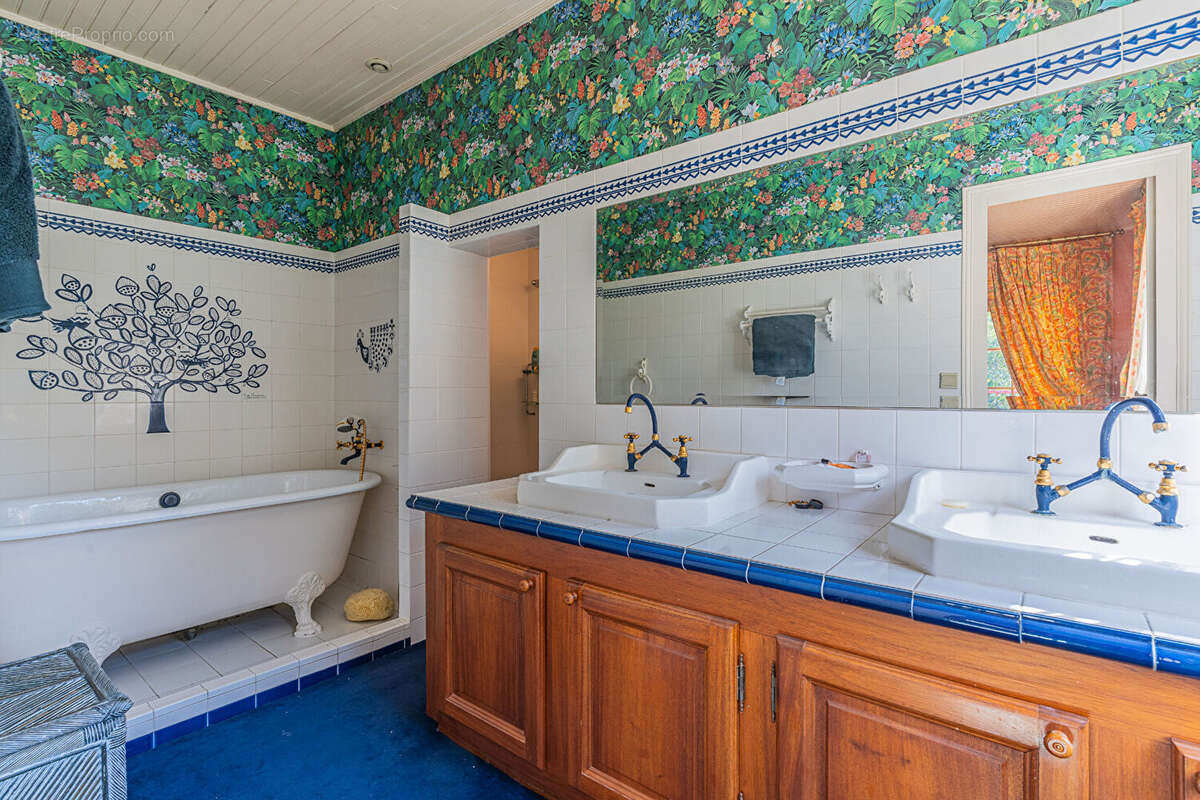 Maison de style basque alliant charme et élégance - photo 13