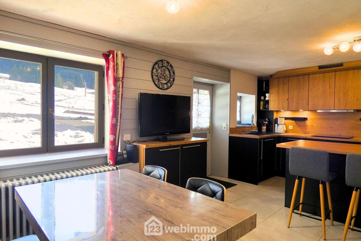 Situé en rez-de-chaussée, vous pourrez profitez de deux entrées dont une donnant sur la cuisine moderne et équipée, - Appartement à CREST-VOLAND