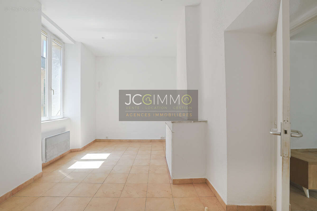 Appartement à SOLLIES-PONT