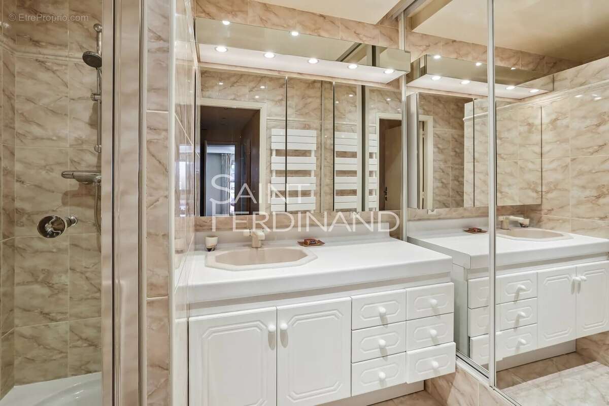 Appartement à NEUILLY-SUR-SEINE