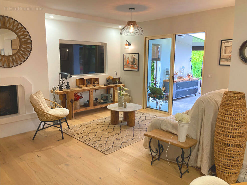 Maison à ROCHEMAURE