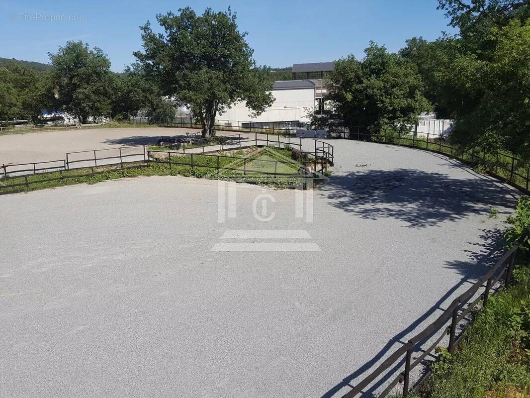 Commerce à MONTAUROUX