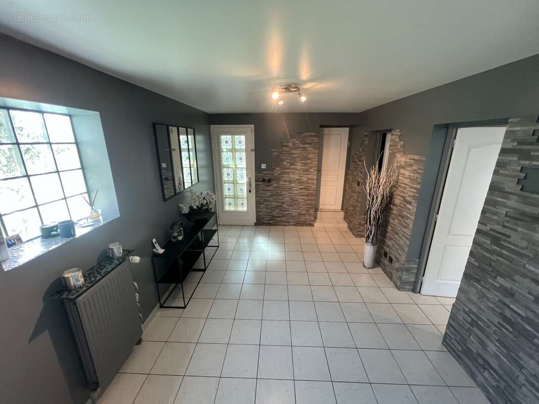Superbe maison de 8 pieces de 215 m2 , terrasse , jardin et garage double - quartier privilegie du haut de bonneuil (94380) - photo 4