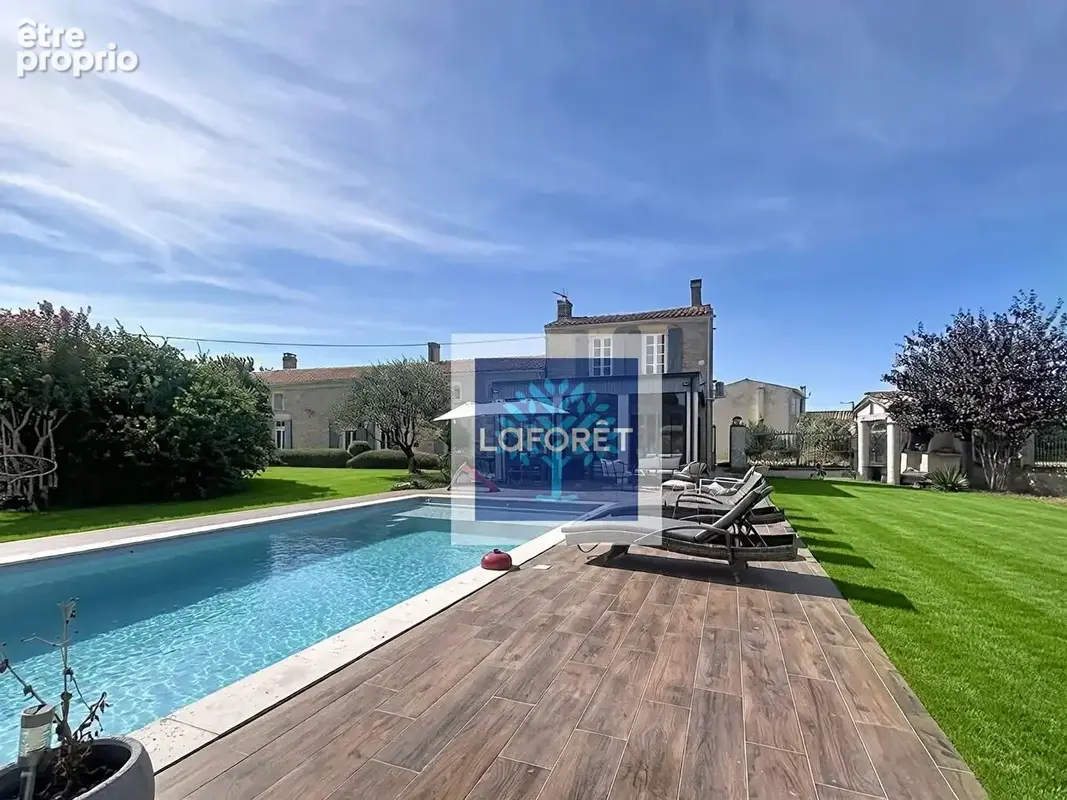 Maison en pierre  de 230 m² avec piscine et dépendances - photo 3