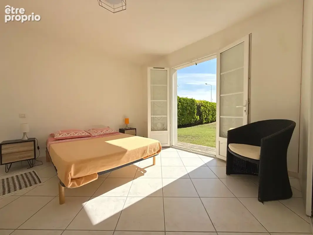 PROCHE COMMERCES - Maison de plain pied avec garage & jardin - photo 7