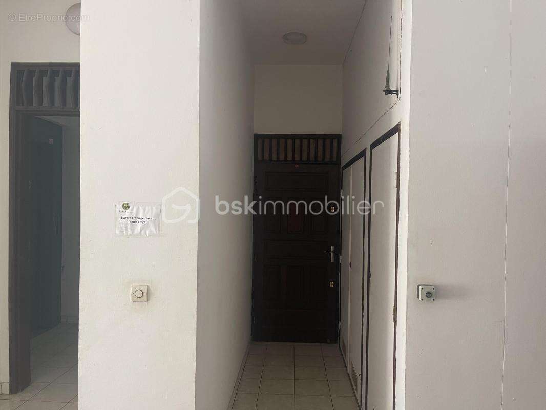 97300 – cayenne centre-ville – immeuble mixte 510 m² – 5 logements loués – locaux professionnels – ascenseur privatif – 4 statio - photo 19
