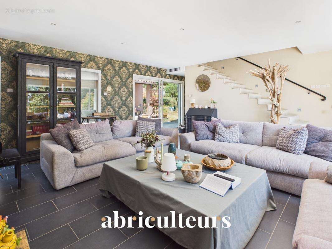 Spacieuse villa avec piscine et terrain d’environ 1 500 m² , dépendance et vue dégagée en vente à Callian (83440) - photo 5