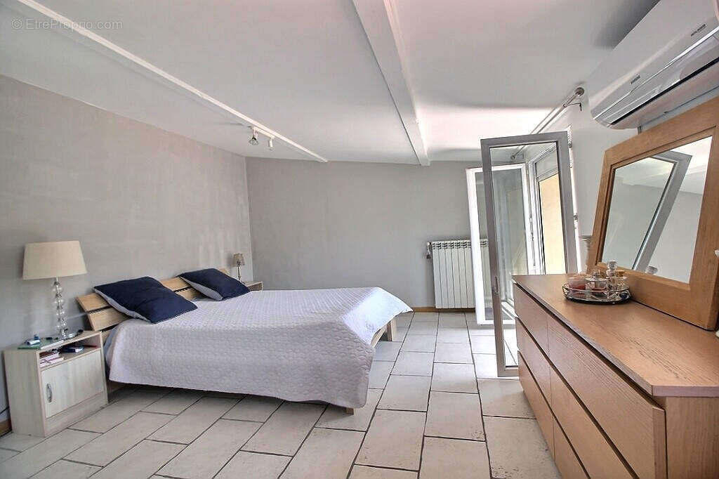 Marseille 10 - secteur larrat / romain rolland -  maison principale - 2 maisons de plain-pied independantes - piscine - jardin - - photo 5