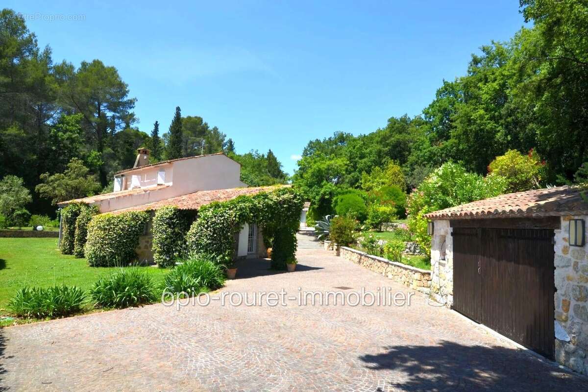 Maison à CHATEAUNEUF-GRASSE