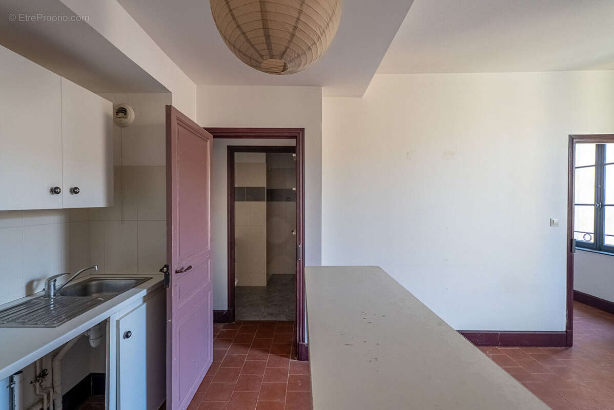 CARCASSONNE - PROCHE GAMBETTA  Superbe immeuble rénové avec cour (7 appart. 2 com.) sans copropriété - photo 17