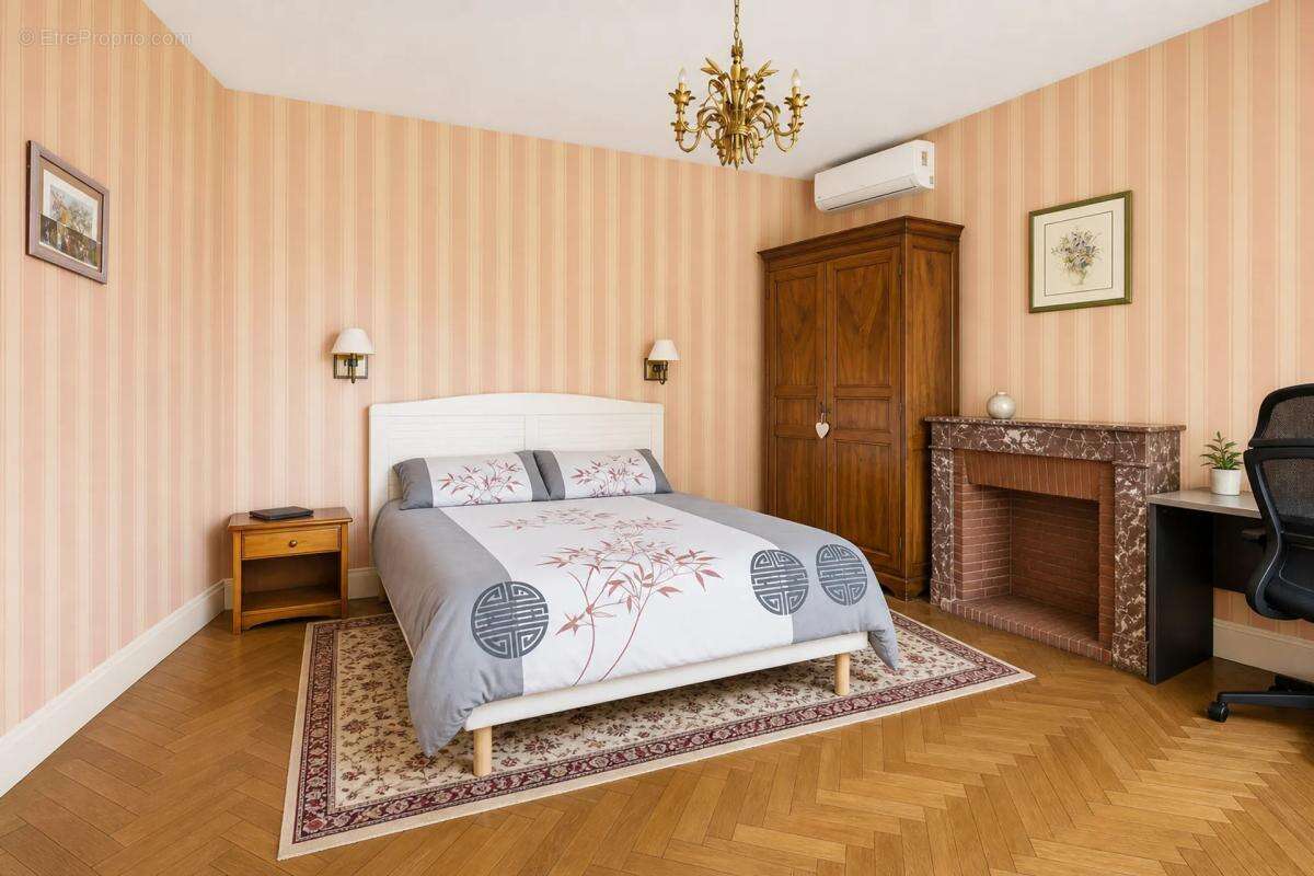 Maison de 9 pièces de 250 m² à Clérac - photo 8