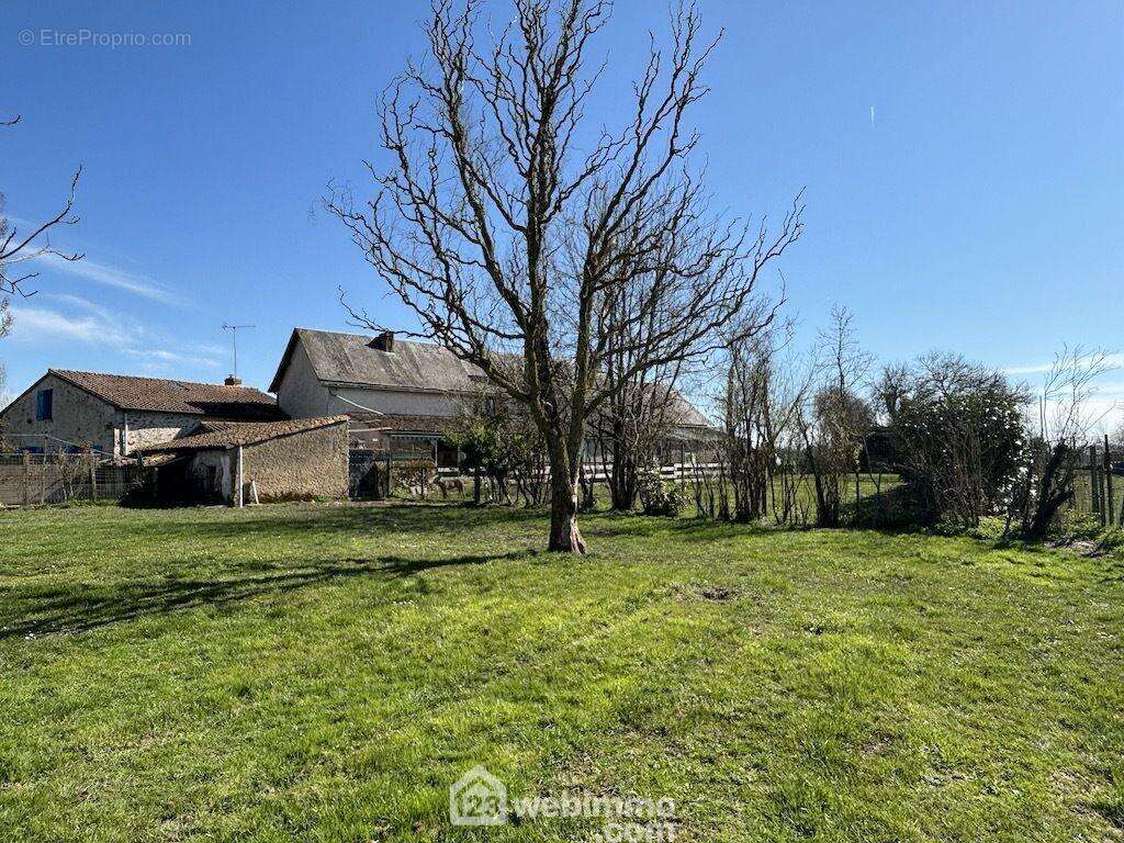 Sur 2,2 hectares avec multiples dépendances. - Maison à LA PUYE