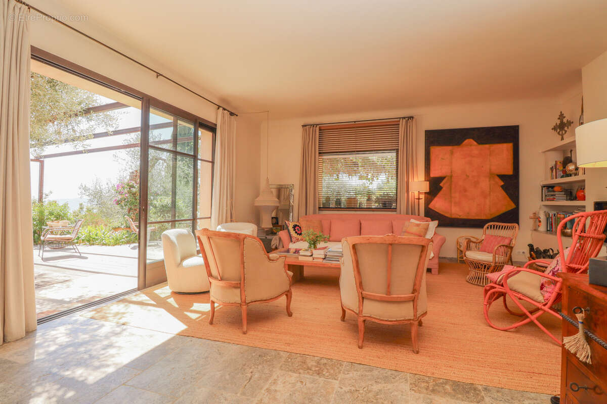 Maison à CHATEAUNEUF-GRASSE