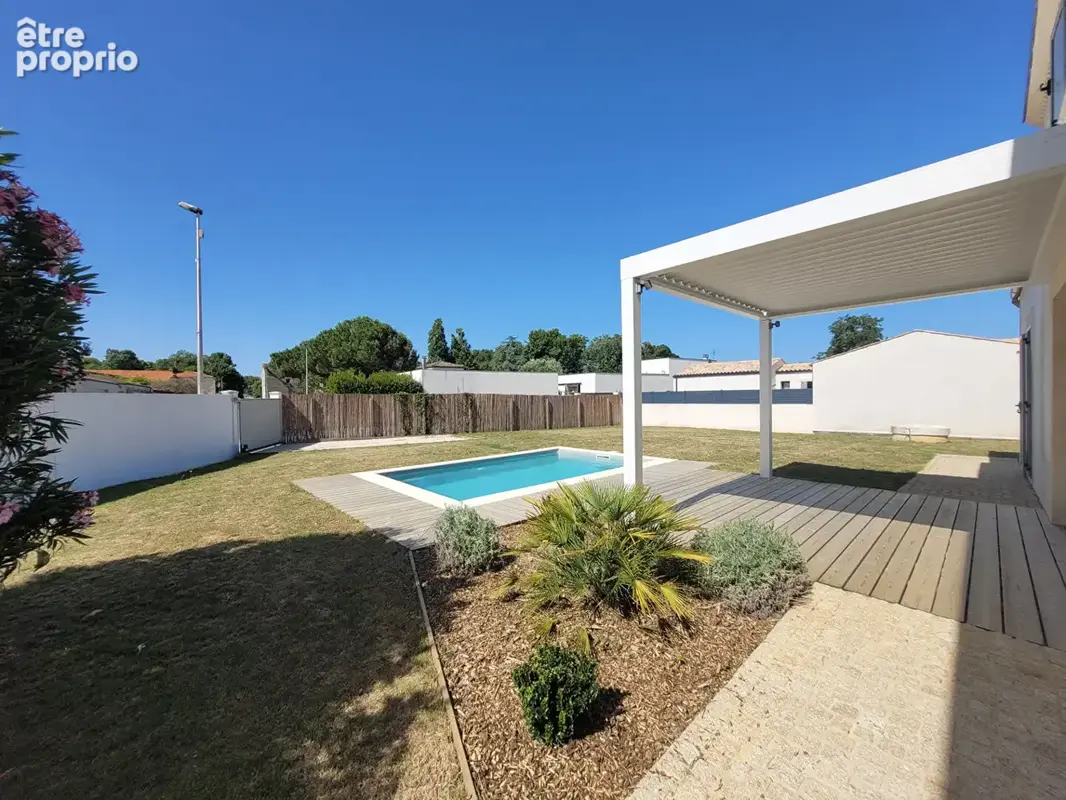 SAINT-LAURENT-DE-LA- PREE maison ancienne rénovée de 162 m² avec jardin de 600 m² - Piscine et garage - photo 4