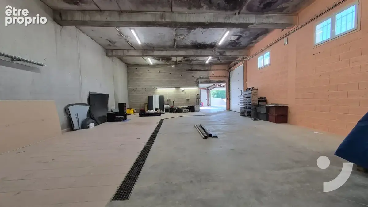 Maison avec dépôts pour activités artisanales - photo 16