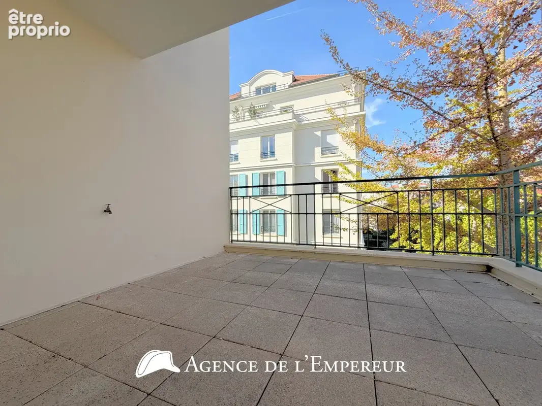 2 pièces de 49 m2 avec terrasse, parking et cave. - photo 3