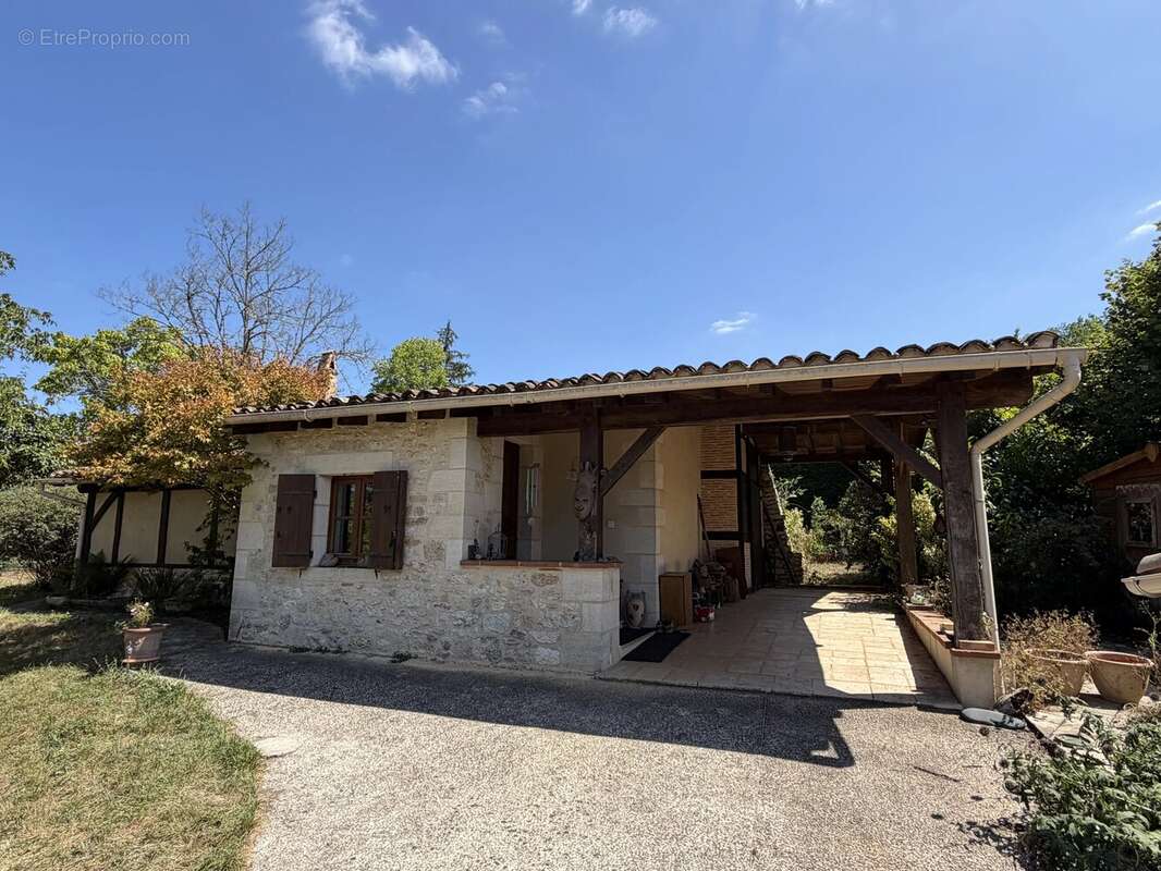 Maison de caractère avec piscine, maison à rénover et terrain de 3 652 m² - photo 2