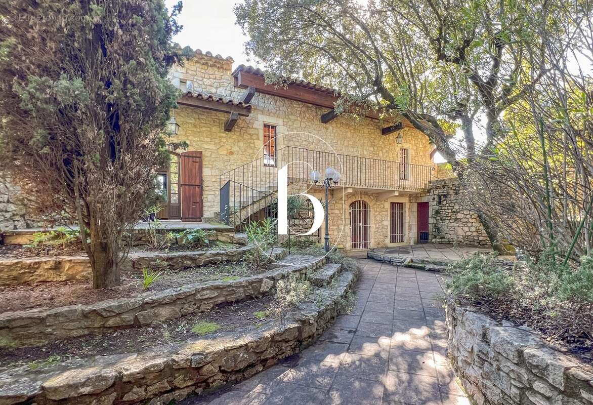 Maison à LA ROQUE-SUR-CEZE