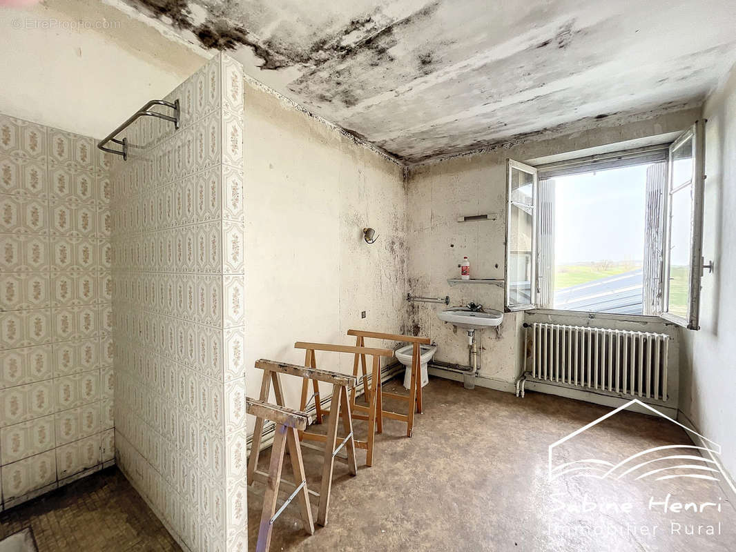 Commerce à MIRANDOL-BOURGNOUNAC